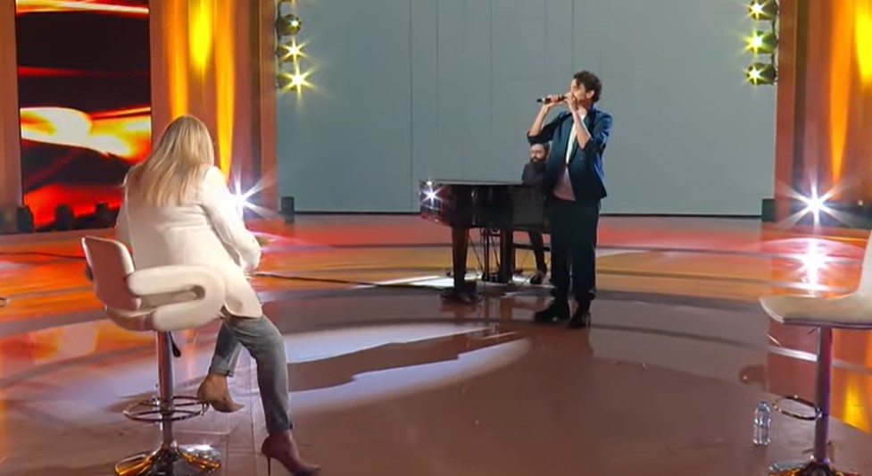 Michele Bravi canta Mantieni il bacio a Domenica In